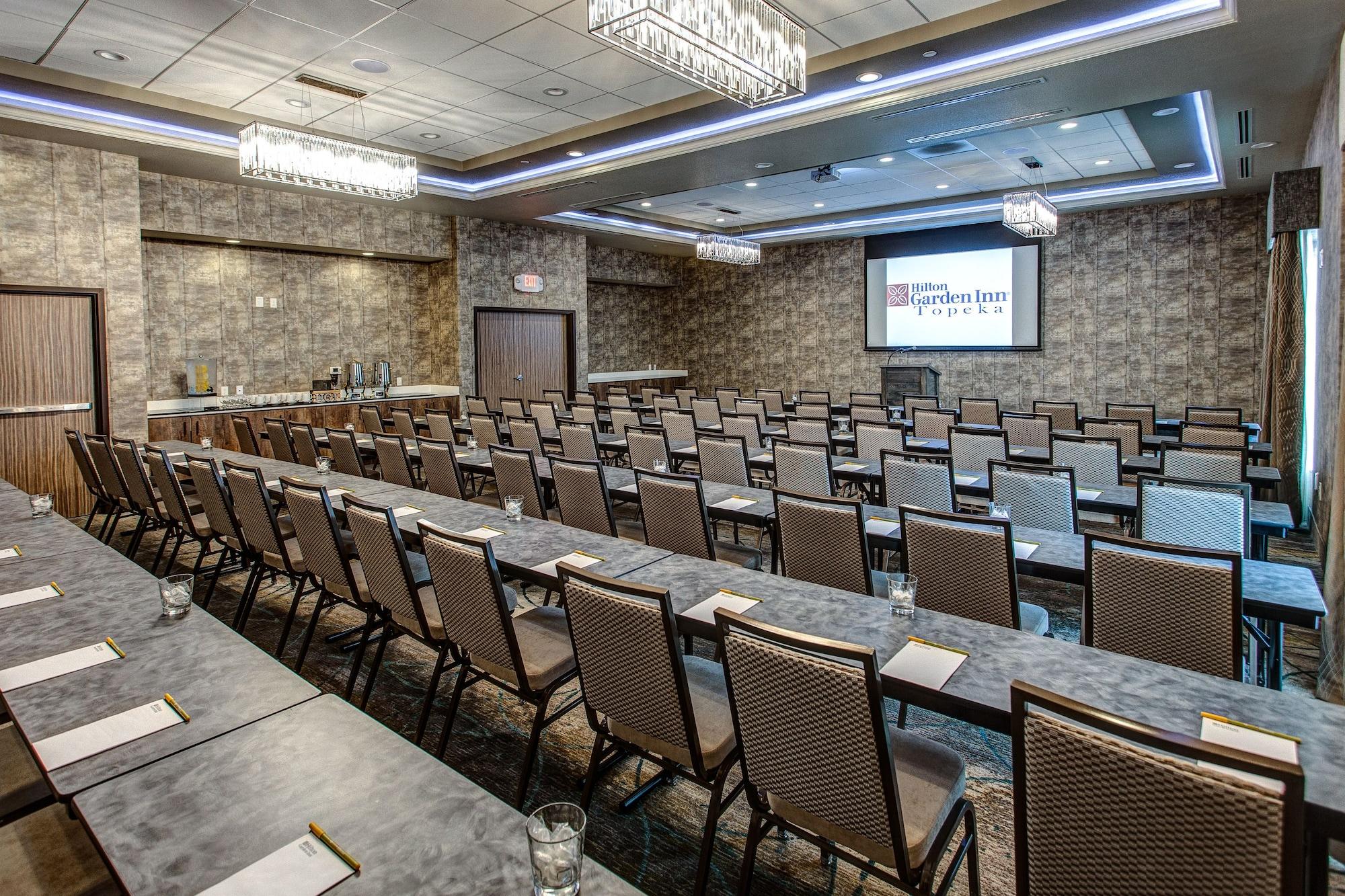 Hilton Garden Inn Topeka Bagian luar foto