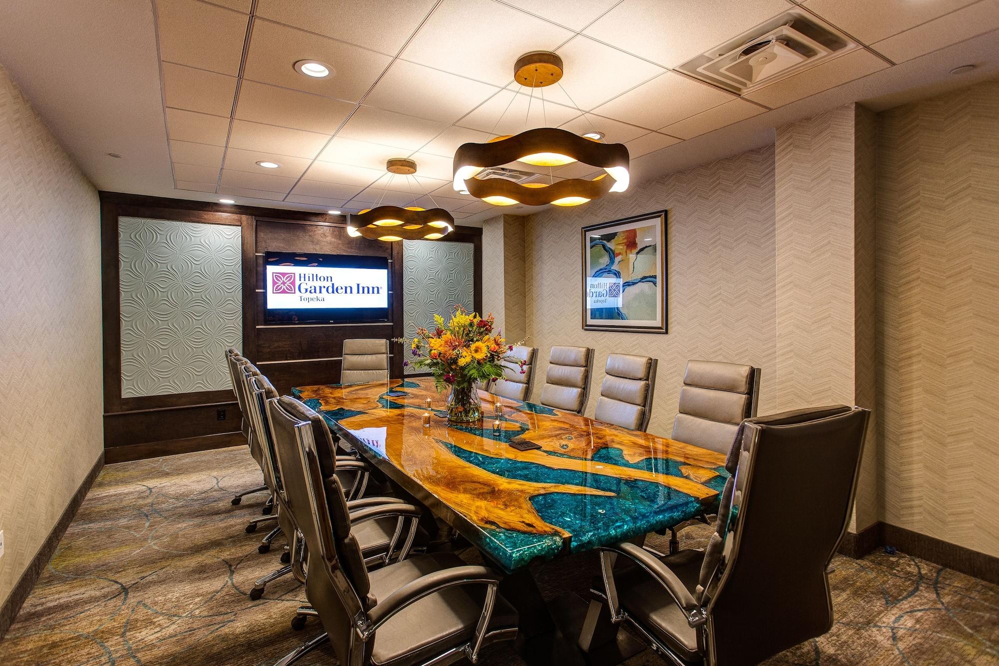 Hilton Garden Inn Topeka Bagian luar foto