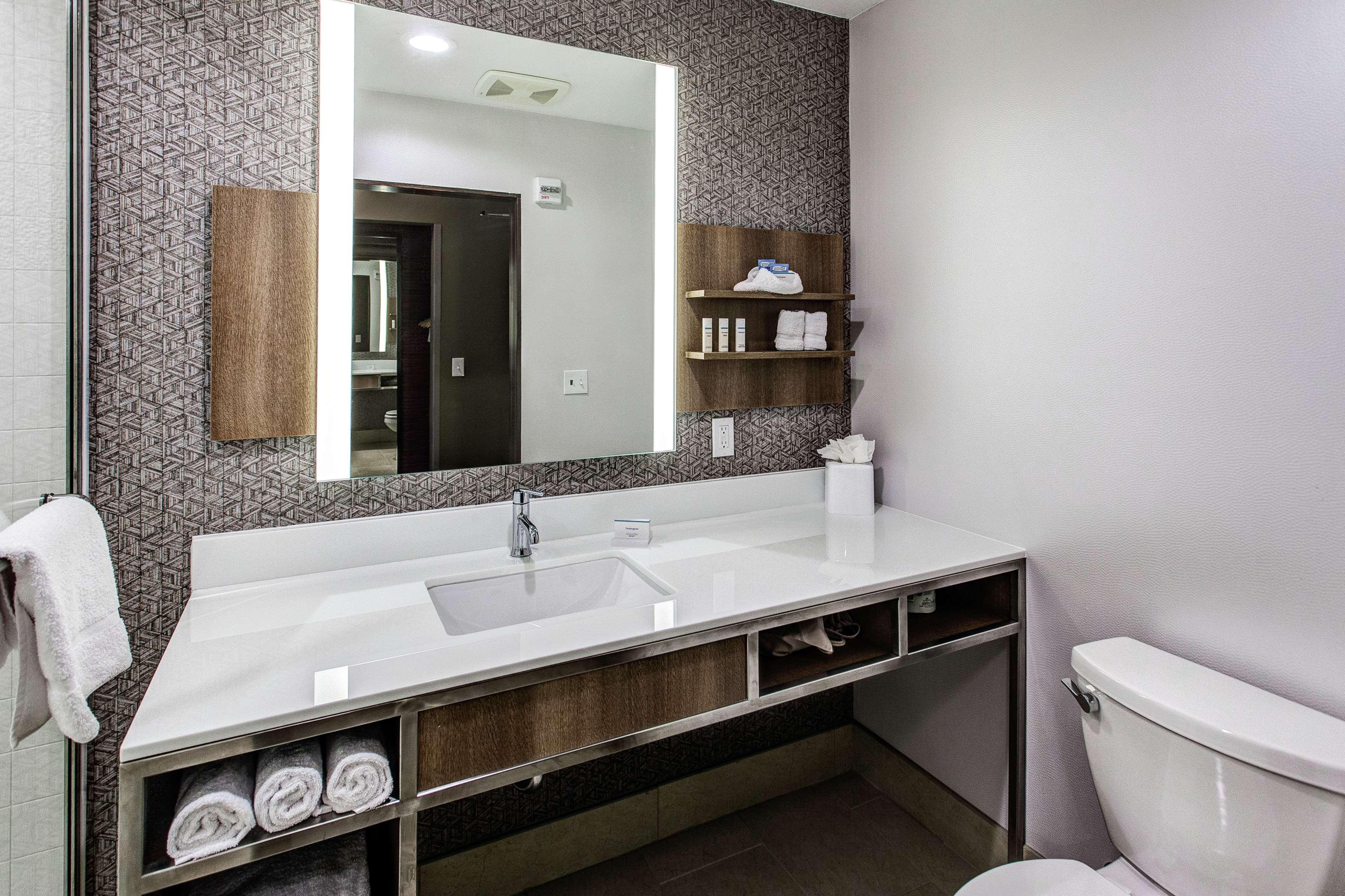 Hilton Garden Inn Topeka Bagian luar foto