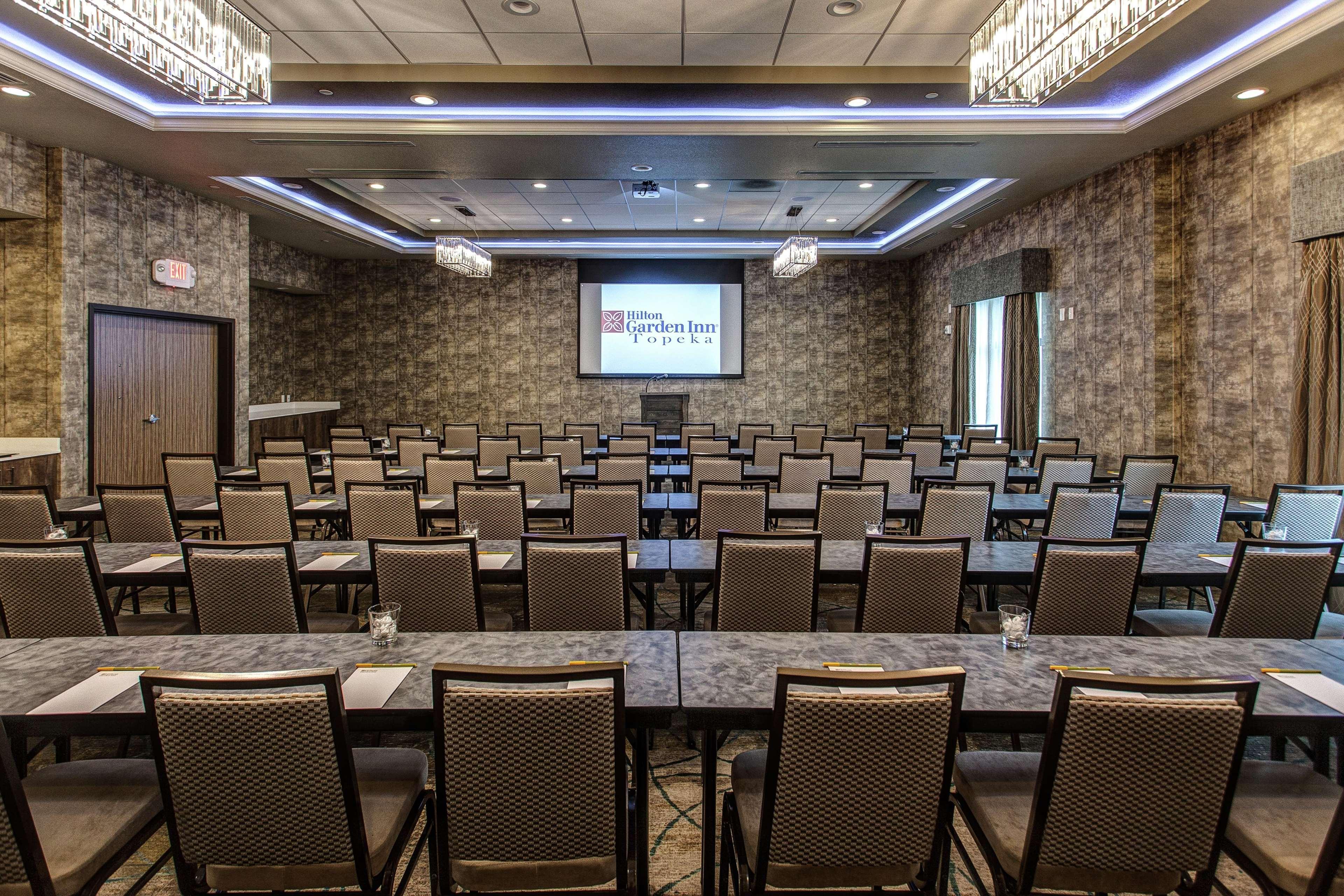 Hilton Garden Inn Topeka Bagian luar foto