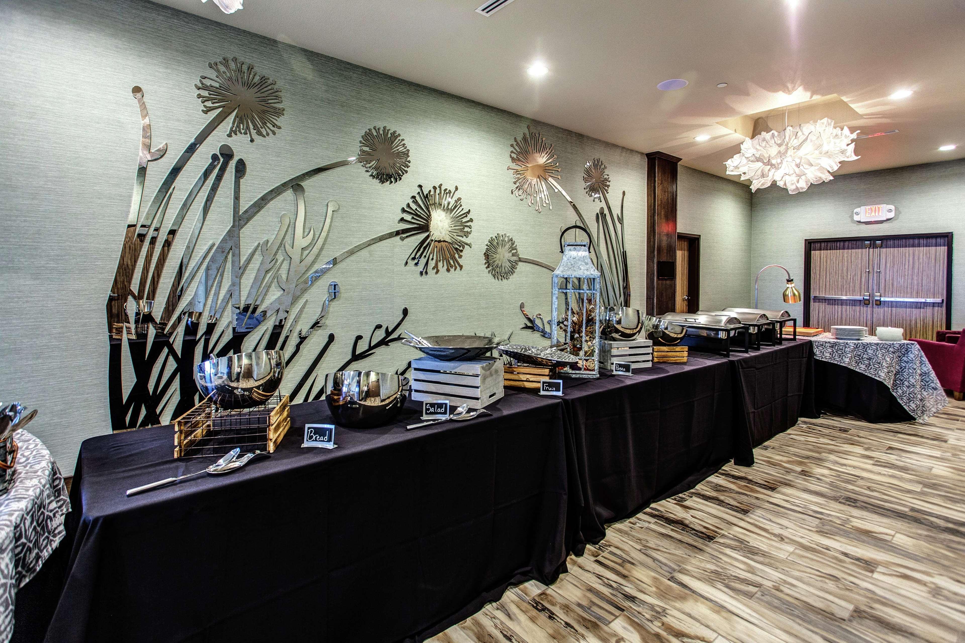 Hilton Garden Inn Topeka Bagian luar foto
