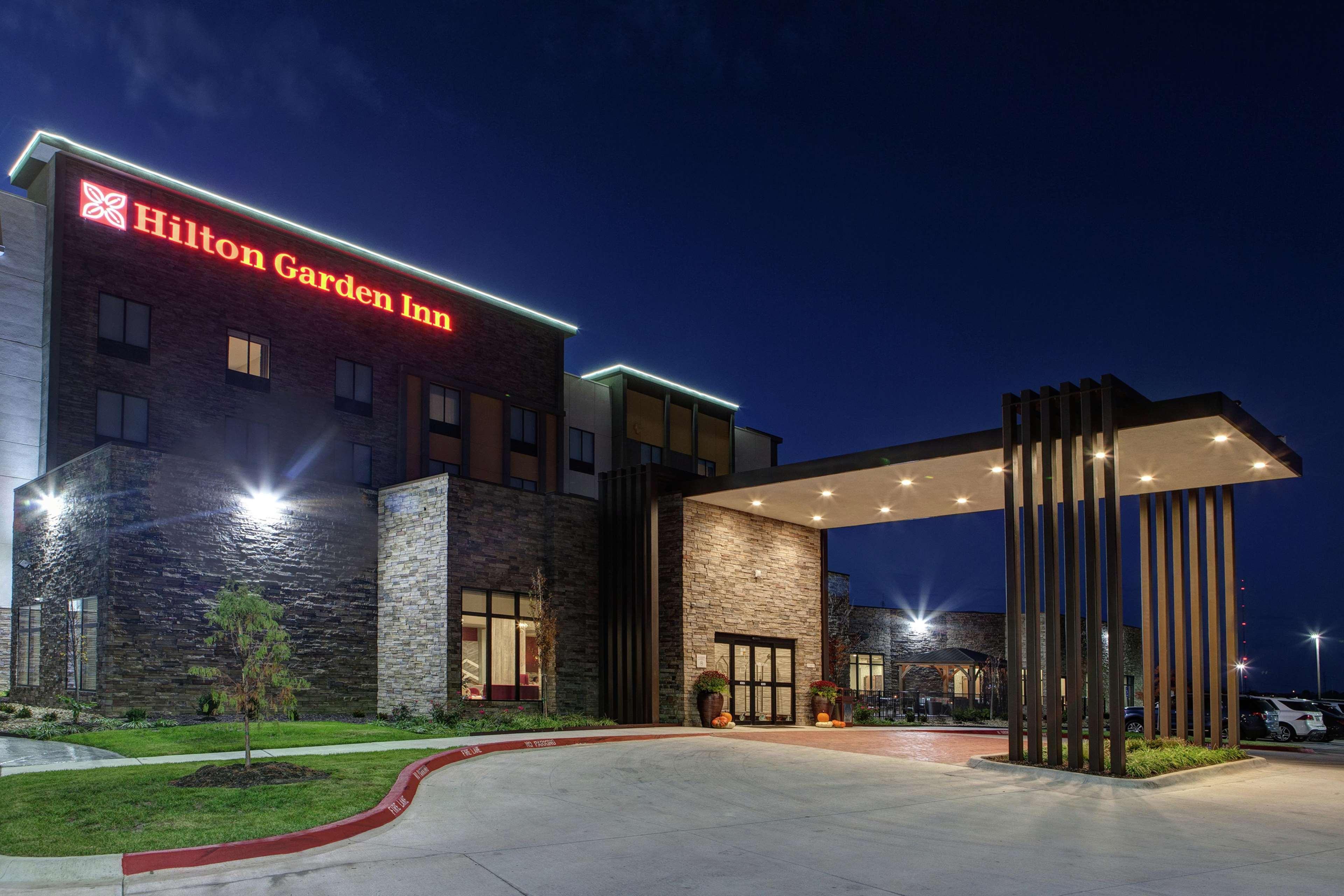 Hilton Garden Inn Topeka Bagian luar foto