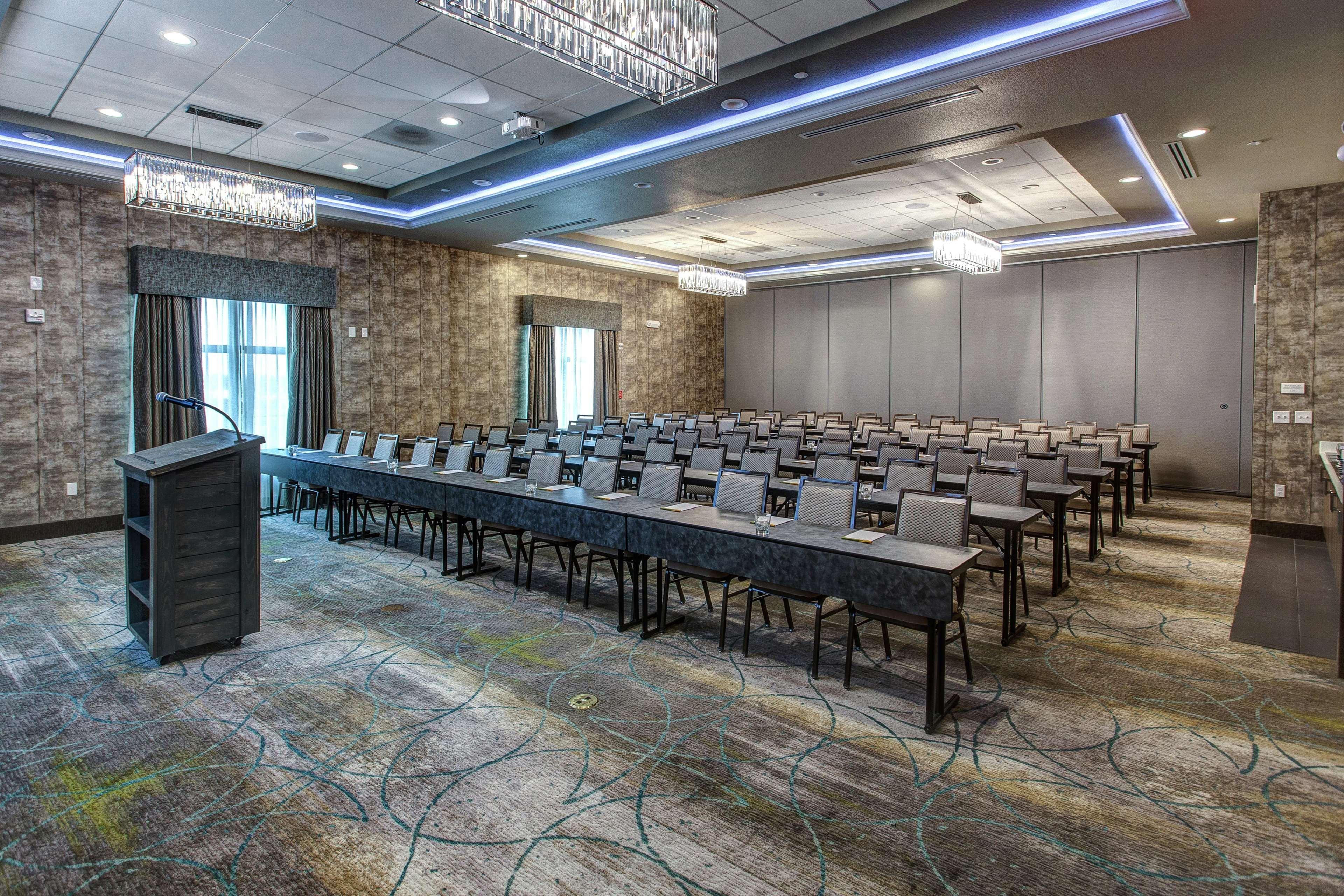 Hilton Garden Inn Topeka Bagian luar foto