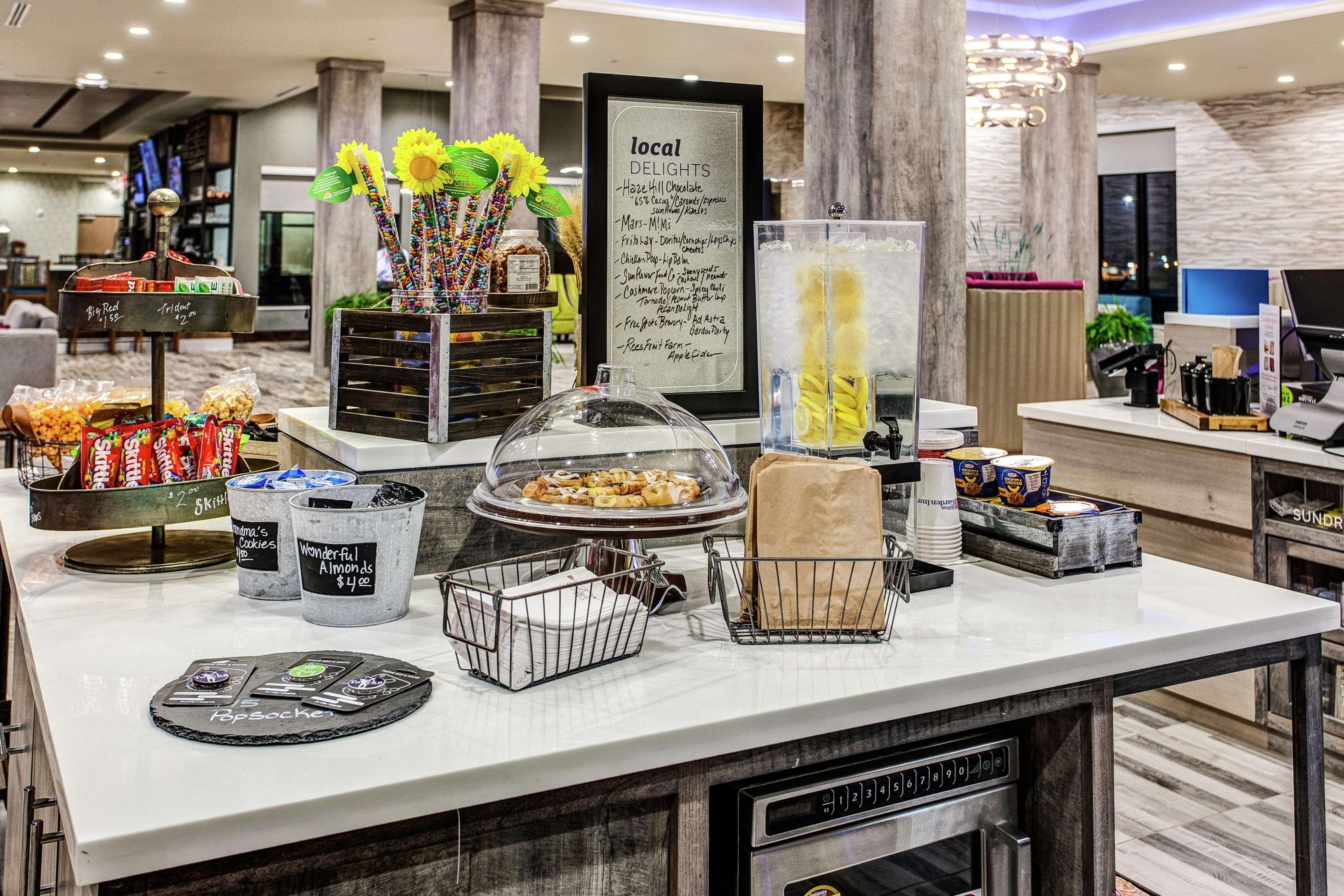 Hilton Garden Inn Topeka Bagian luar foto
