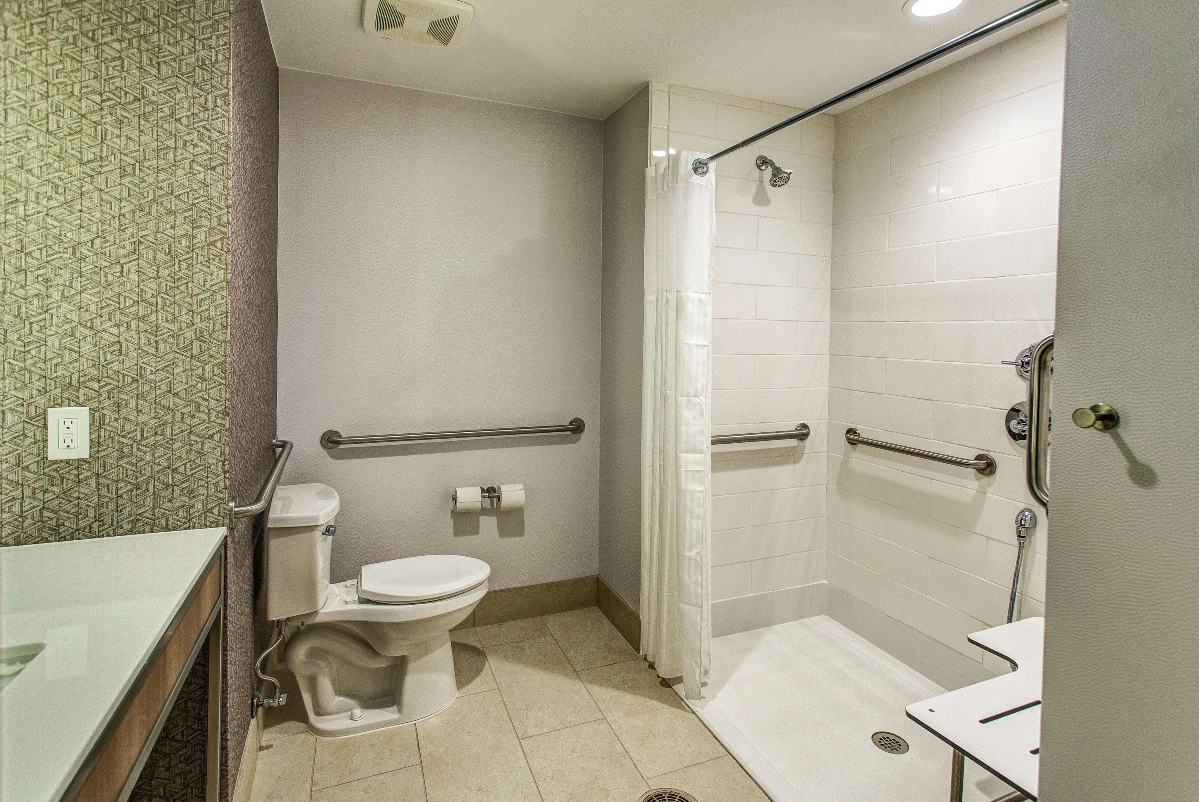 Hilton Garden Inn Topeka Bagian luar foto