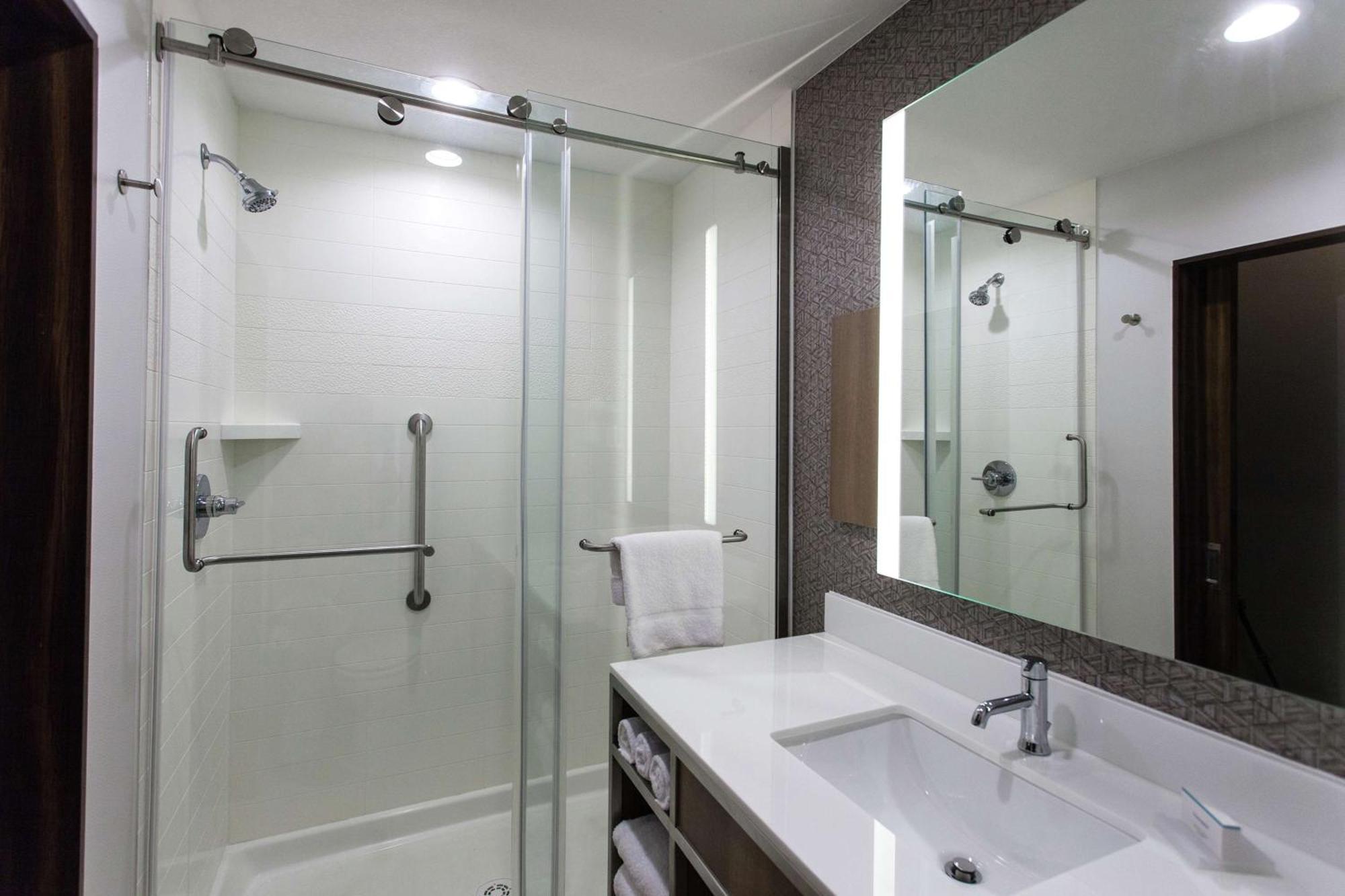 Hilton Garden Inn Topeka Bagian luar foto